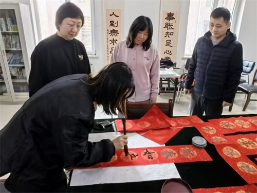 明廉街道华凯社区开展“墨香迎春,联韵暖居”写春联送祝福活动