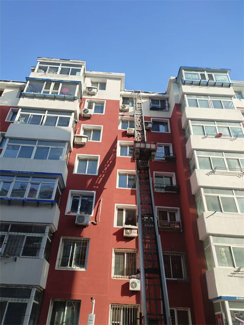 皇姑区明廉街道明北社区开展清理“冰溜子”行动