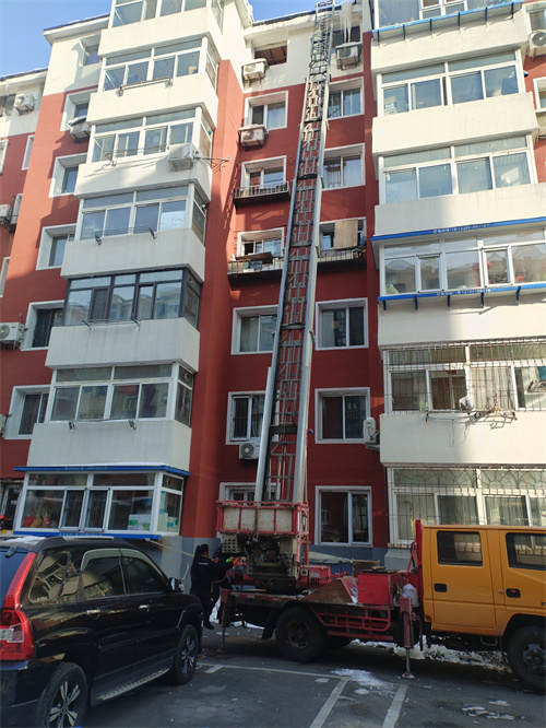 皇姑区明廉街道明北社区开展清理“冰溜子”行动