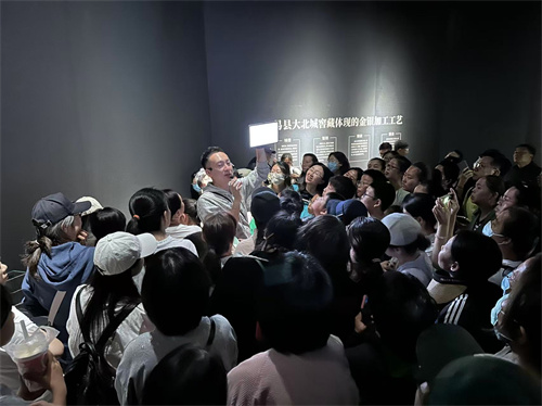 董臻在沈阳博物馆讲解“易水寒光”特展