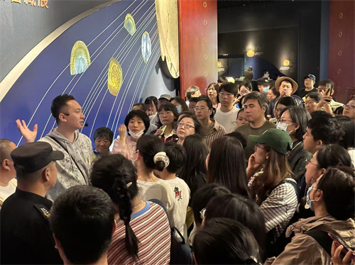 董臻在沈阳博物馆讲解“易水寒光”特展