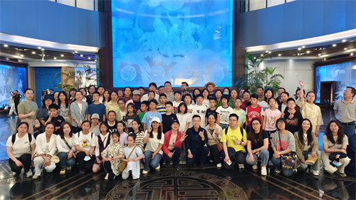 董臻在沈阳博物馆讲解“易水寒光”特展