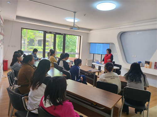 幸福零距离,情暖母亲节——皇姑区明廉街道中海东社区开展美妆课堂活动