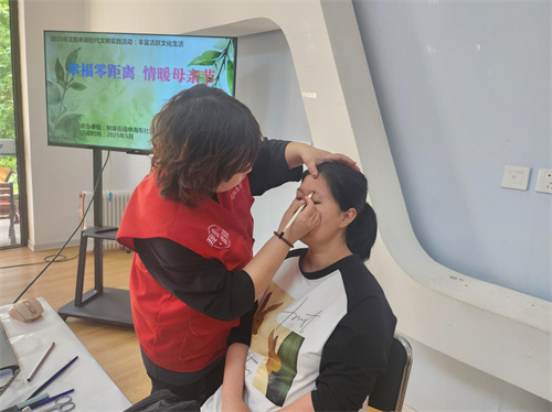 幸福零距离,情暖母亲节——皇姑区明廉街道中海东社区开展美妆课堂活动