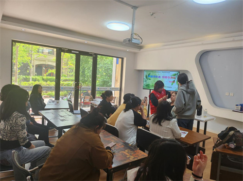 幸福零距离,情暖母亲节——皇姑区明廉街道中海东社区开展美妆课堂活动
