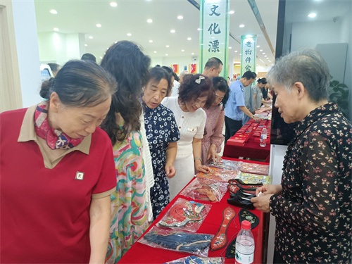 300件老物件“开口说话”!塔湾社区掀起穿越时空的文化浪潮