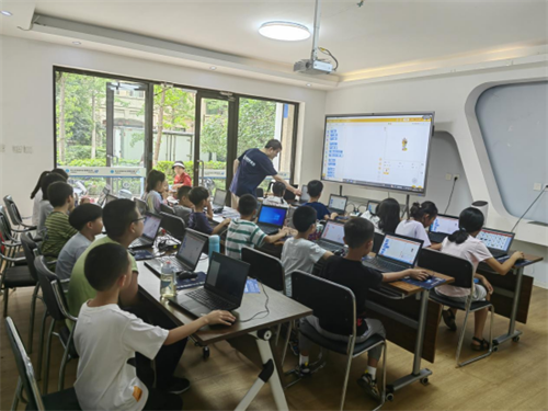 科创课堂伴暑假 暖心服务解民忧——明廉街道中海东社区开展少儿编程公益活动
