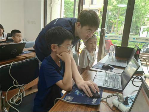 科创课堂伴暑假 暖心服务解民忧——明廉街道中海东社区开展少儿编程公益活动